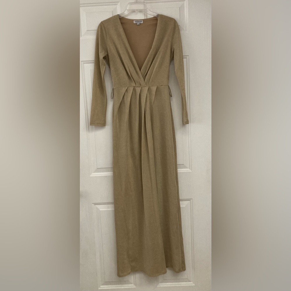 ✨🪩✨Fashion Nova Glittery Gold V-Neck Long Sleeve Gown